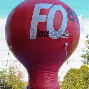montgolfiere gonflable publicitaire pour manifestation force ouvrière