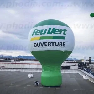 Installation d'une montgolfière publicitaire 4m sur le toit d'un garage veut fert