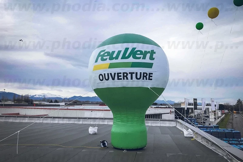 Installation d'une montgolfière publicitaire 4m sur le toit d'un garage veut fert