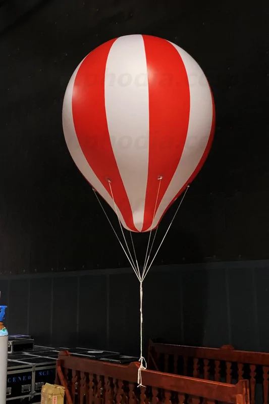 montgolfiere bicolore rouge et blanc pour spectacle
