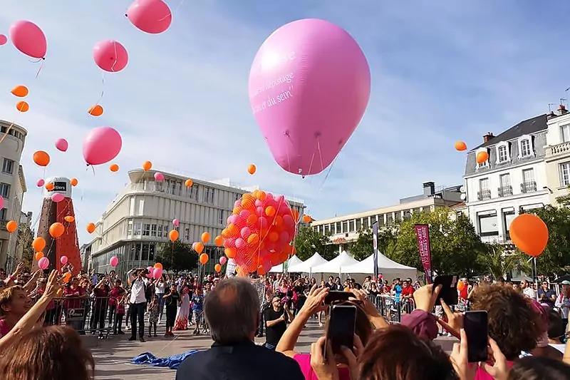 Ballon hélium en forme de montgolfière pour un lacher de ballons lors de la journée octobre rose