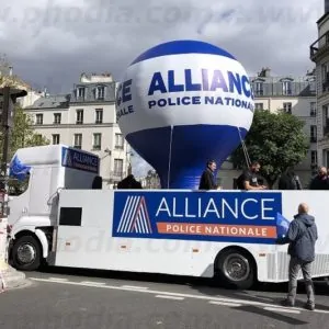 manifestation de la police nationale dans paris avec une montgolfière géante sur un camion