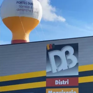 montgolfiere db menuiserie verso. publicité aérienne avec une montgolfière sur un toit posé