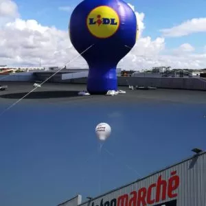 montgolfière publicitaire gonflable posée sur le toit d'un magasin lidl