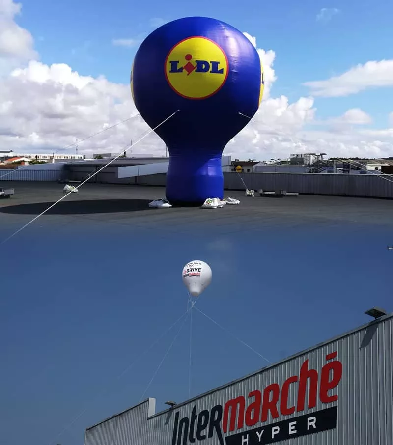 montgolfière publicitaire gonflable posée sur le toit d'un magasin lidl