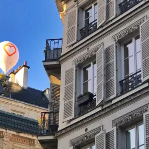 bien ici janvier 2018 paris ballon montgolfière mis sur un toit