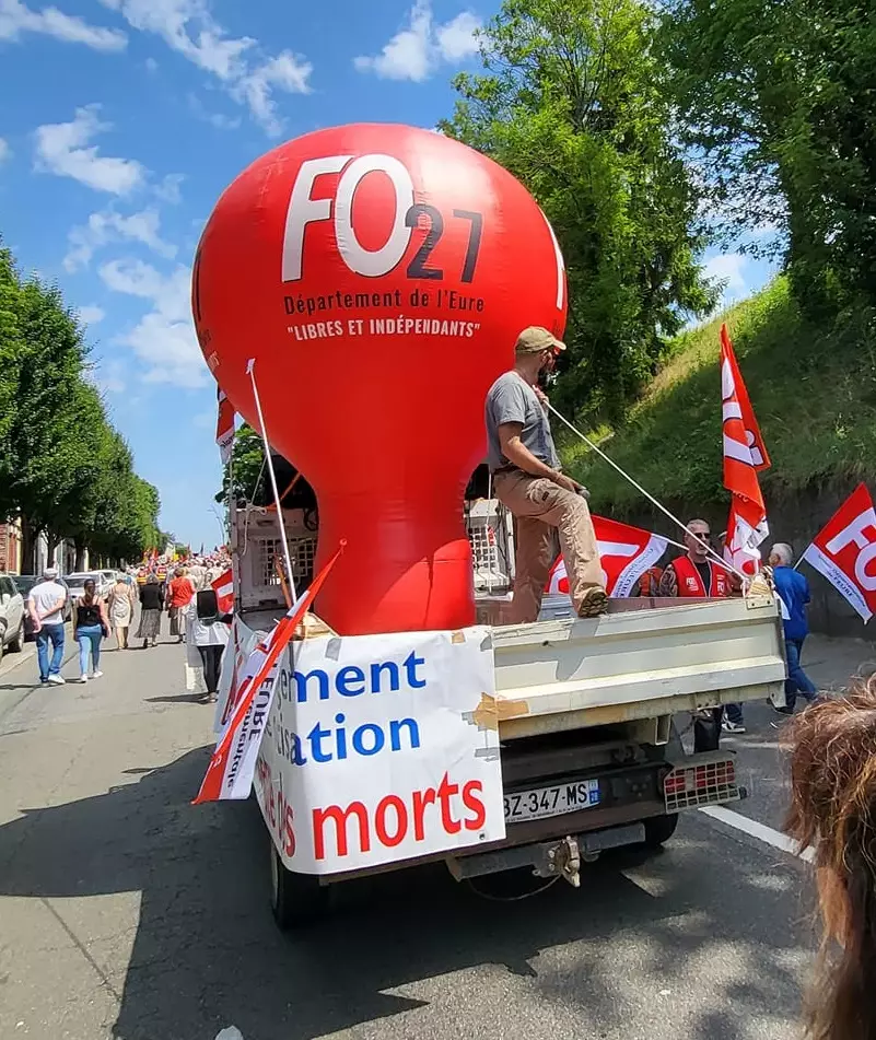 montgolfière gonflable auto-ventilée accroché au camion
