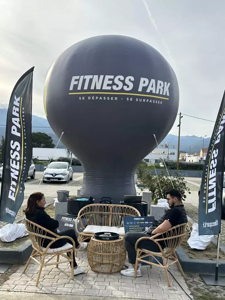 montgolfière gonflable noir auto-ventilée pour faire de la visibilité à fitness park