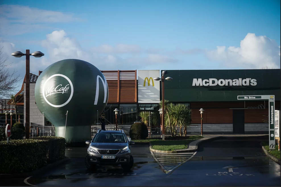 montgolfière gonflable mcdo bord de route