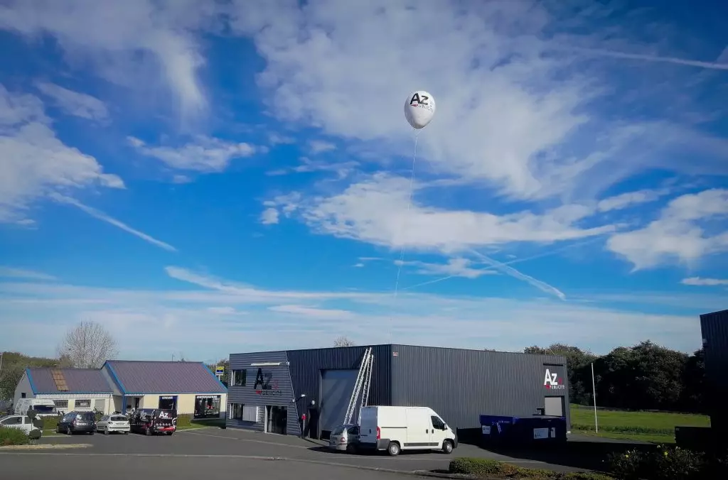 montgolfière gonflable hélium AZ publicité accroché au toit