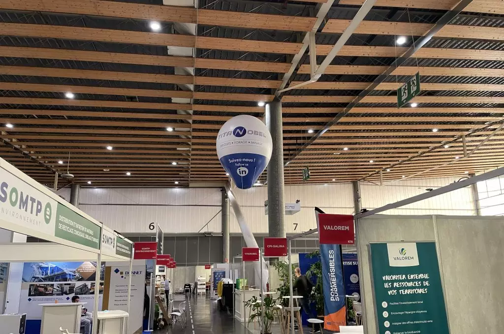 montgolfière gonflable hélium bleu titanobel dans un salon en intérieur