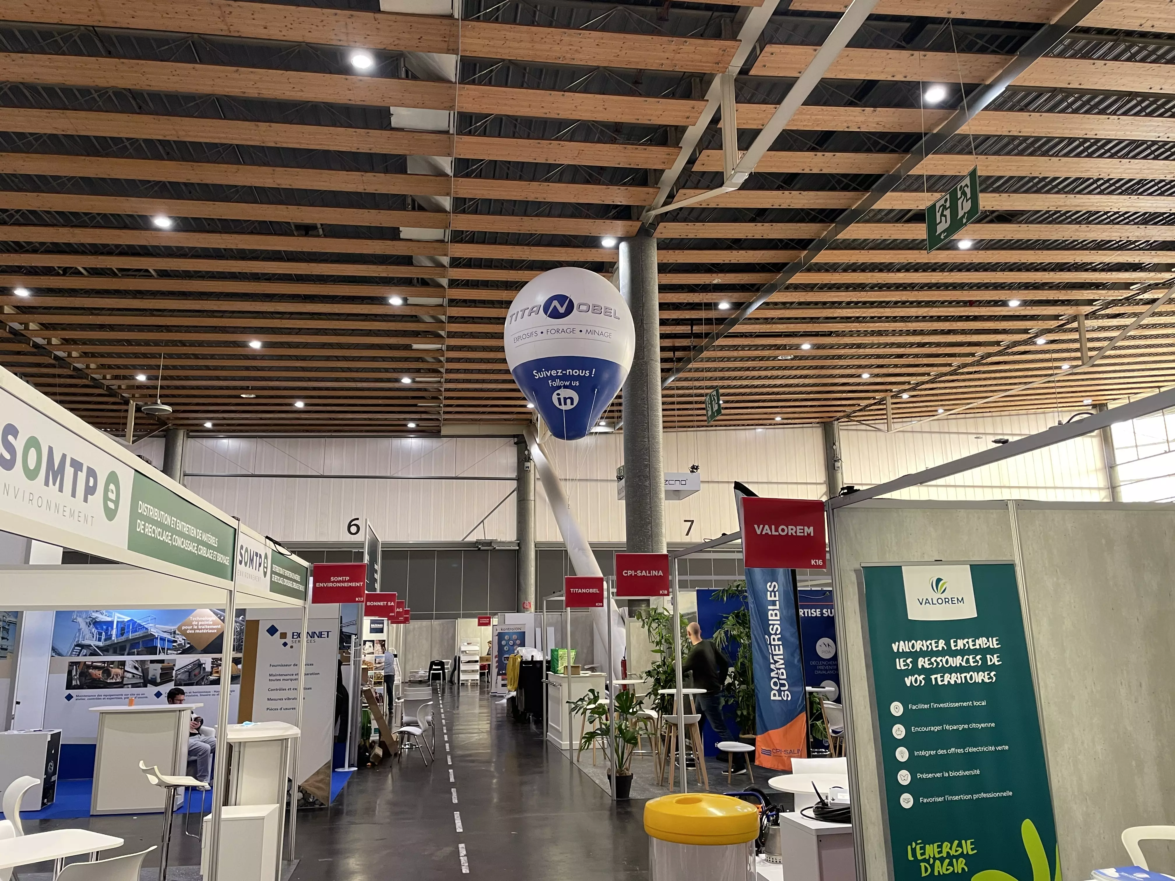 montgolfière gonflable hélium titanobel pour un salon en intérieur