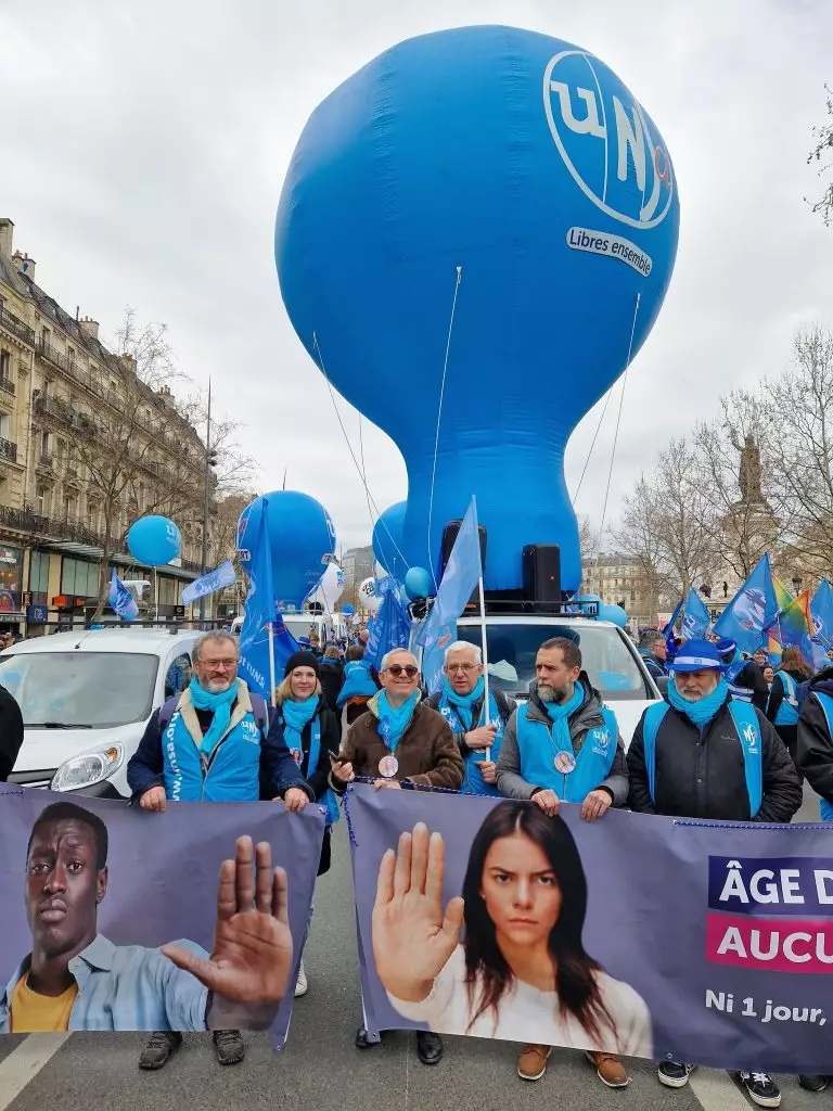 montgolfière gonflable bleu UNSA accroché au véhicule pendant la manifestation