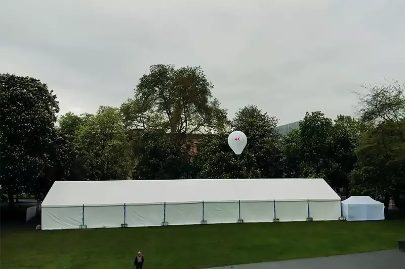 montgolfière hélium croix rouge à Genève pour la journée mondiale de la croix rouge