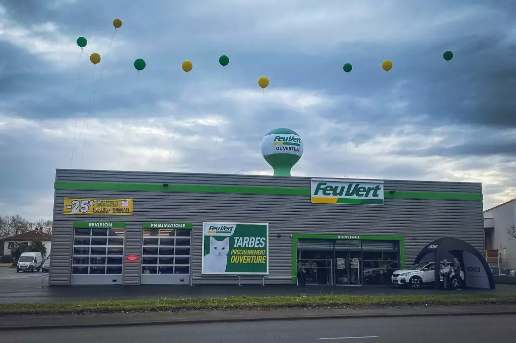 montgolfière gonflable à air captif sur le toit de point vert pour l'ouverture du magasin