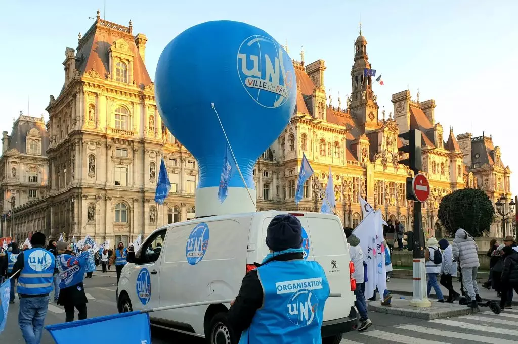 montgolfière gonflable UNSA bleu accroché à un camion pendant la manifestation